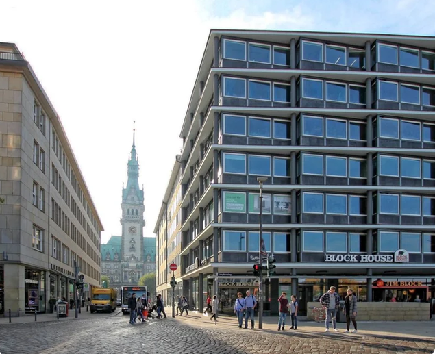 Eingang der Physiotherapiepraxis Hips Don't Lie am Jungfernstieg in Hamburg